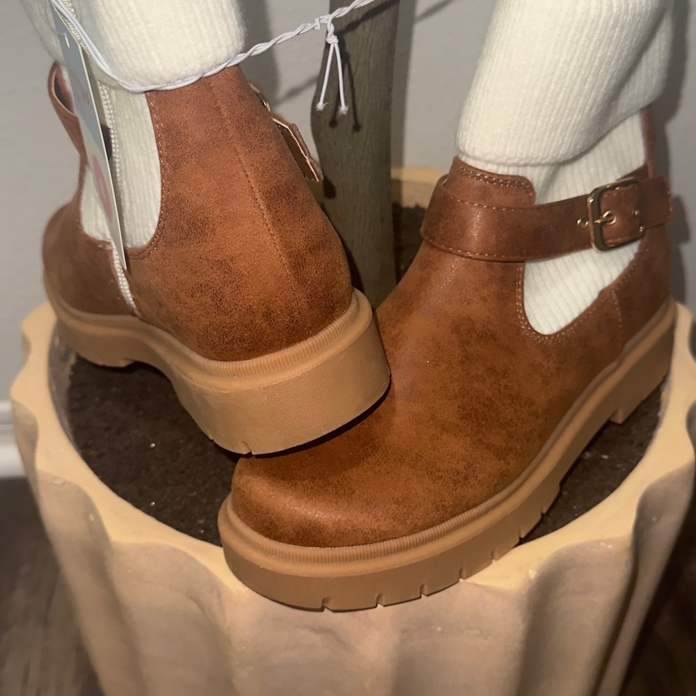 Cat & Jack Tan Kids Boots with Cream Accents - Picture 2 of 6